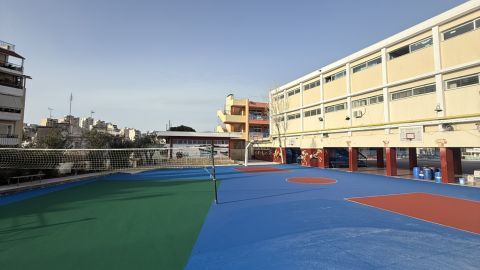 Νέο αθλητικό δάπεδο σε σχολικά γήπεδα της Κυψέλης – Δωρεά απινιδωτή σε σχολεία του Περιστερίου